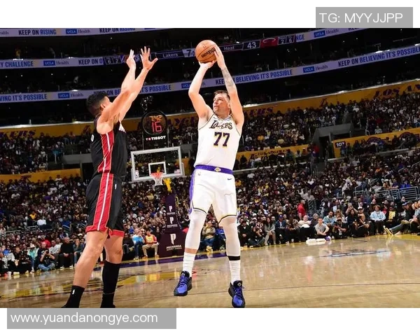 东契奇弧顶转身突进 强起抛投2+1